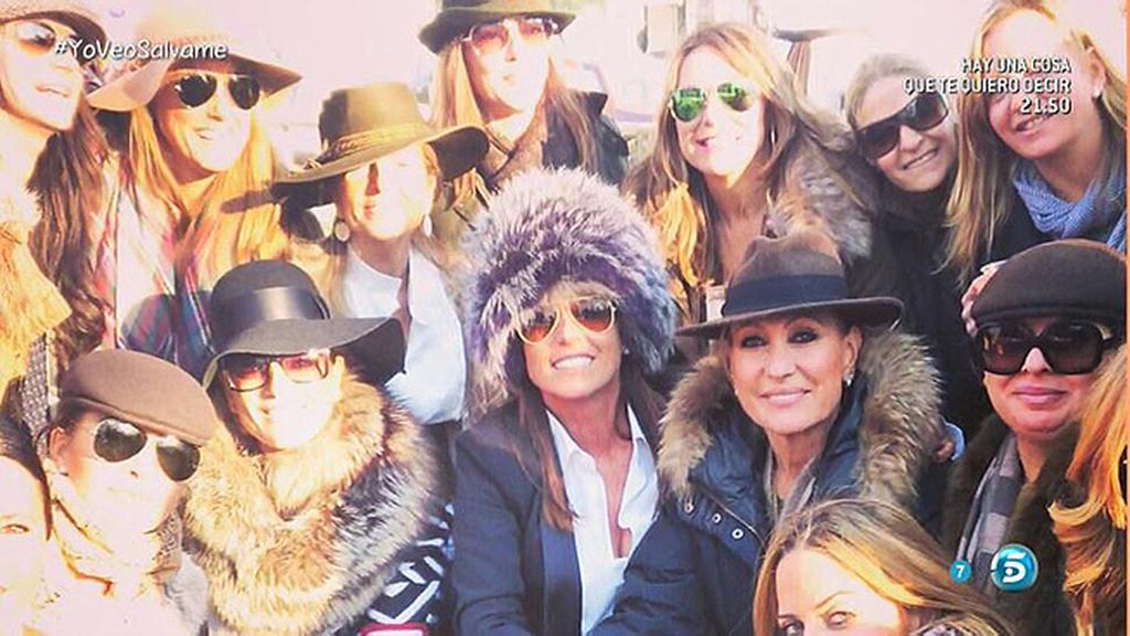 Los colaboradores bromean con los sombreros que ambas lucían