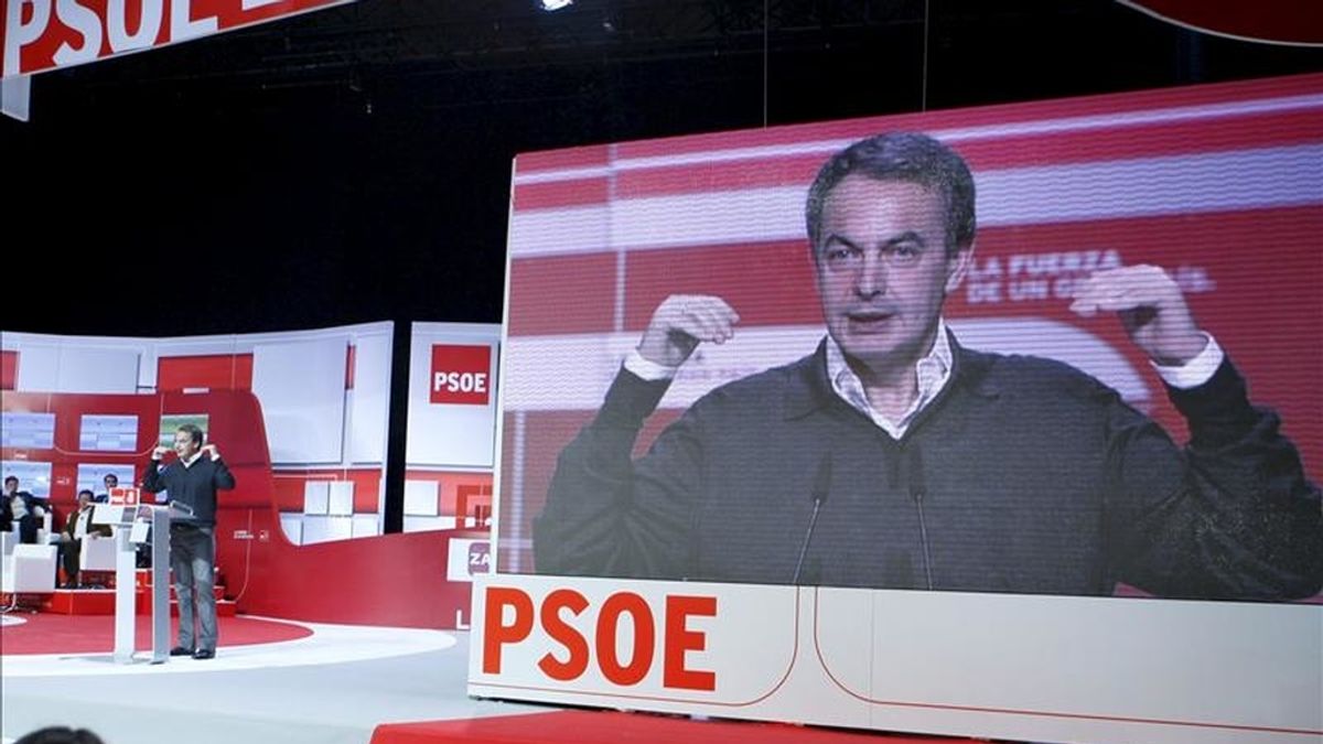El presidente del Gobierno y secretario general del PSOE, José Luis Rodríguez Zapatero, se dirige a los asistentes a la Convención Autonómica Socialista que ha clausurado hoy en la Sala Multiusos del Auditorio de Zaragoza. EFE