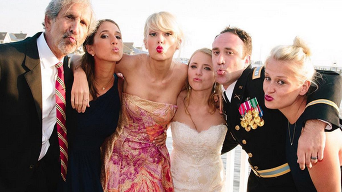 Taylor Swift sorprende a un fan 'colándose' en su boda