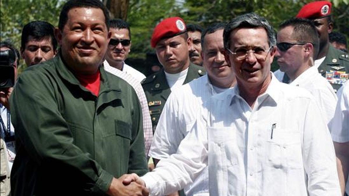 Uribe (d) viajará a la capital venezolana el martes próximo para un encuentro de continuidad a la primera reunión que mantuvo este año con Chávez (i), a quien recibió el pasado enero en Cartagena. EFE/Archivo