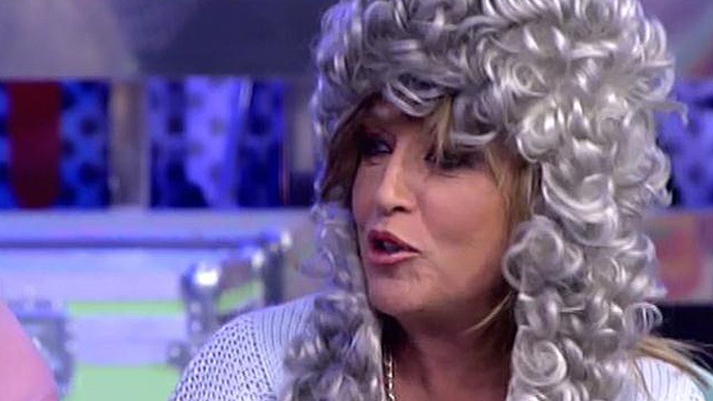 Lydia Lozano y Chelo Gª Cortés aprovechan para bailar un 'chuminero'