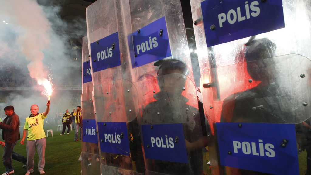 Duro enfrentamiento de los hinchas del Fenerbahce con la policía