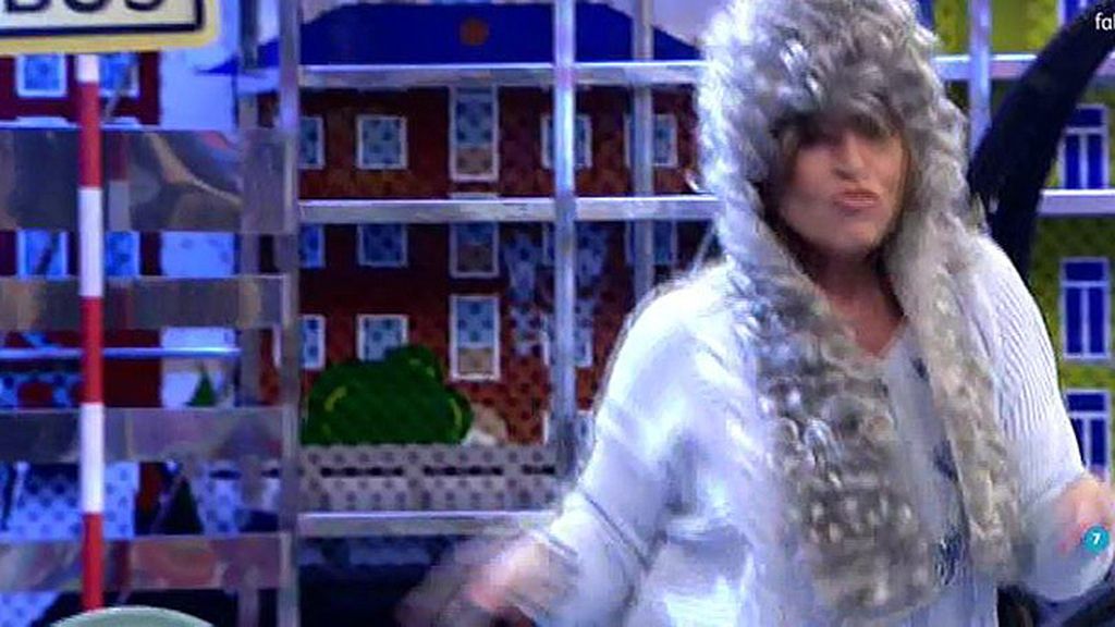 Lydia Lozano y Chelo Gª Cortés aprovechan para bailar un 'chuminero'