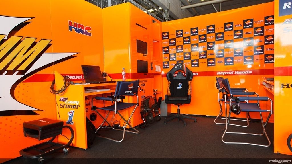 El box de Stoner, vacío en el GP de la República Checa