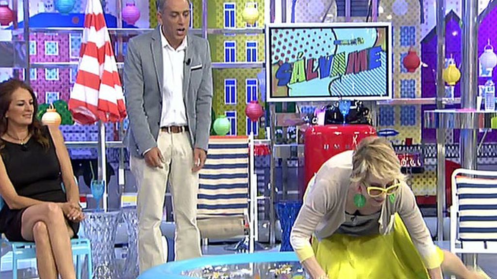 Kiko Hernández y Kiko Matamoros pasean a Karmele Marchante en piscina