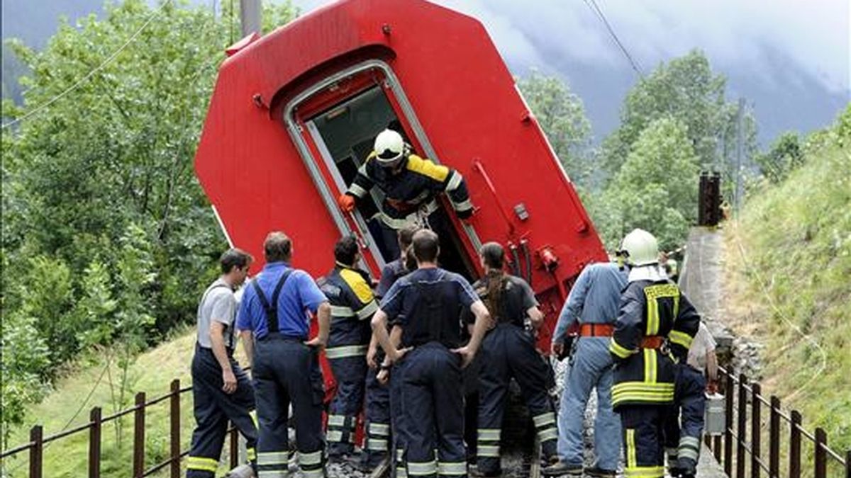 Bomberos examinaban ayer el tren de pasajeros 'Glacier Express' tras descarrilar en Fiesch (Suiza). EFE
