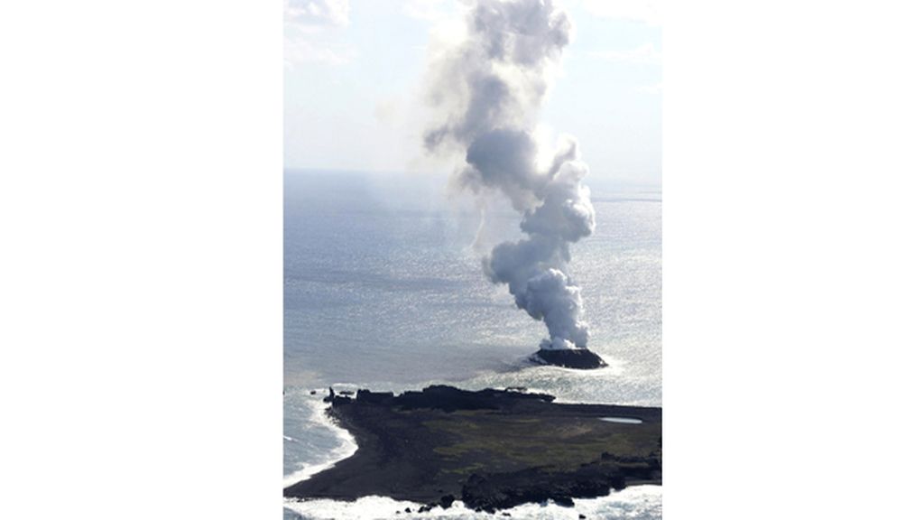 Continúa creciendo el islote creado por el volcán en Nishino-Shima Island, en Tokio