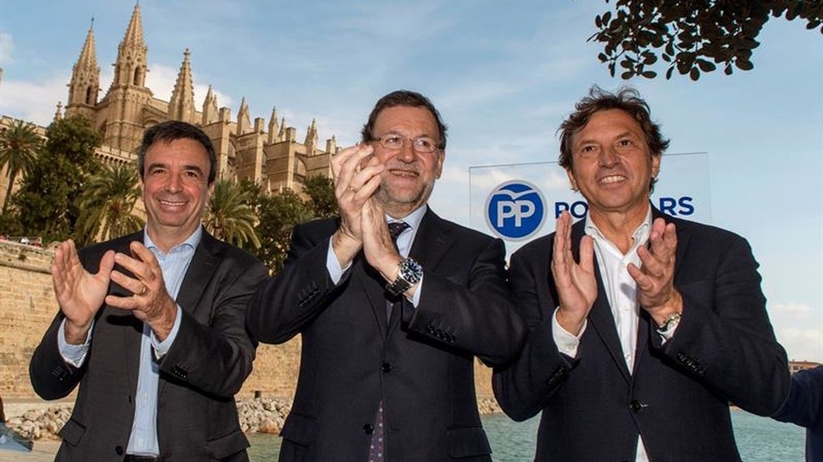 Mariano Rajoy, presidente del Gobierno, con miembros del PP de Baleares, Mateo Isern y Miquel Vidal