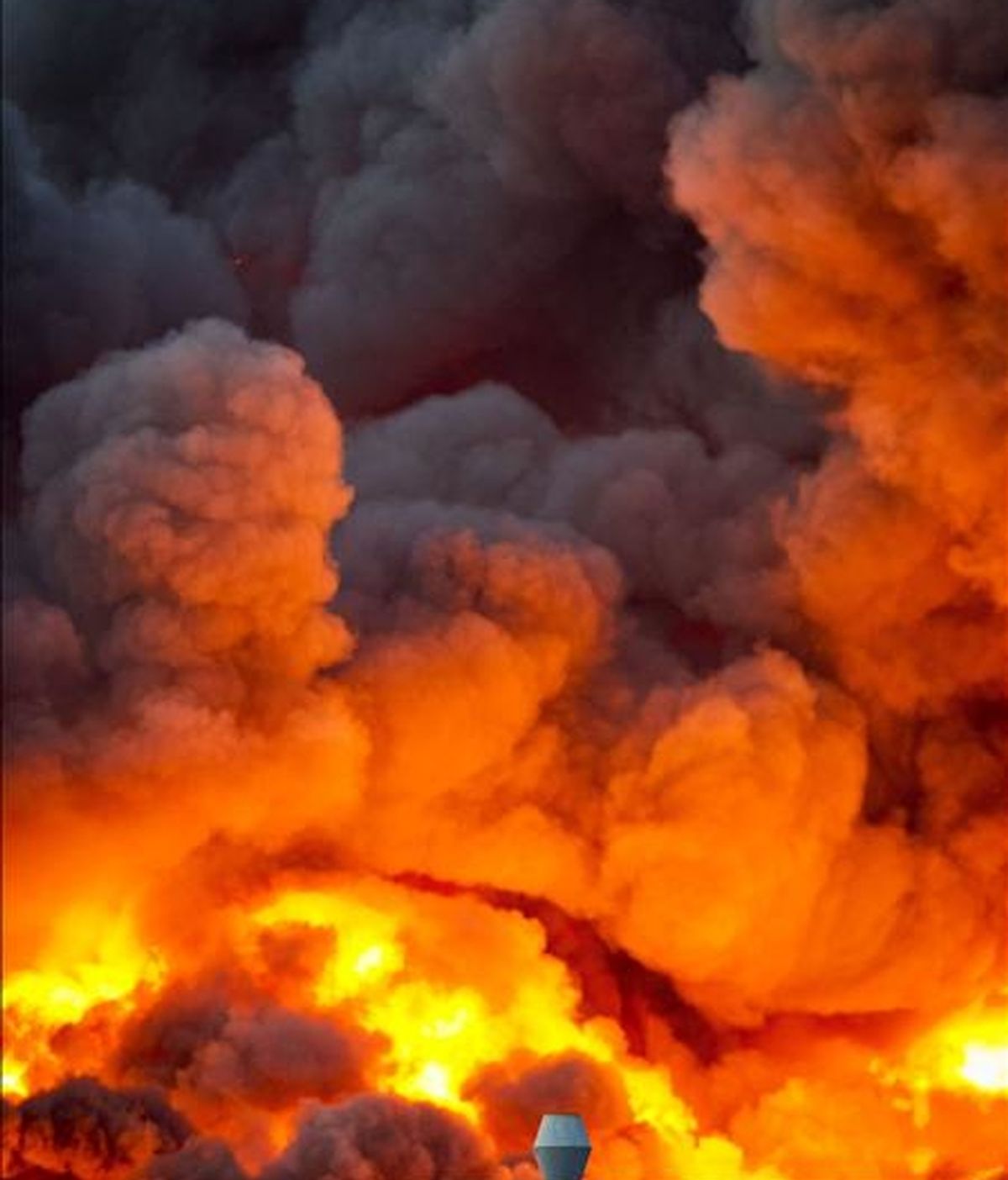 Llamas del incendio en la planta química Chemie-Pack, ubicada en la zona industrial de Moerdijk, cerca de Rotterdam, en Holanda, hoy. EFE