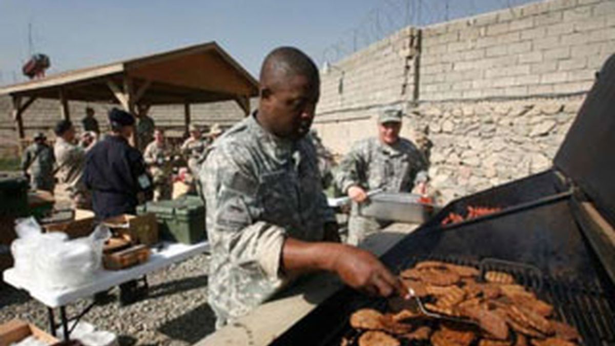 Un soldado americano destinado en Afganistán prepara unas hamburguesas. Foto: AP