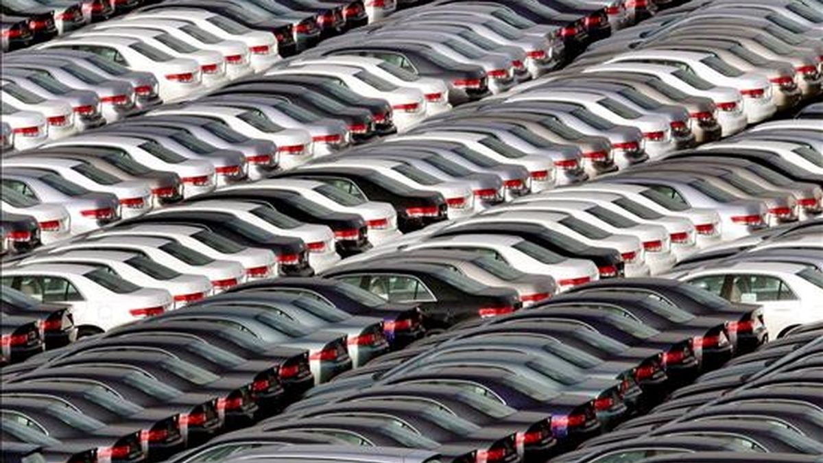 El 69% de las aseguradoras de autos de España redujeron sus ingresos en 2008. En la imagen, cientos de vehículos Honda. EFE/Archivo