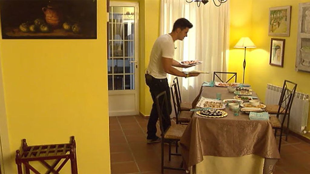 Zaida, incómoda, abandona la cena de Noel y sus pretendientas