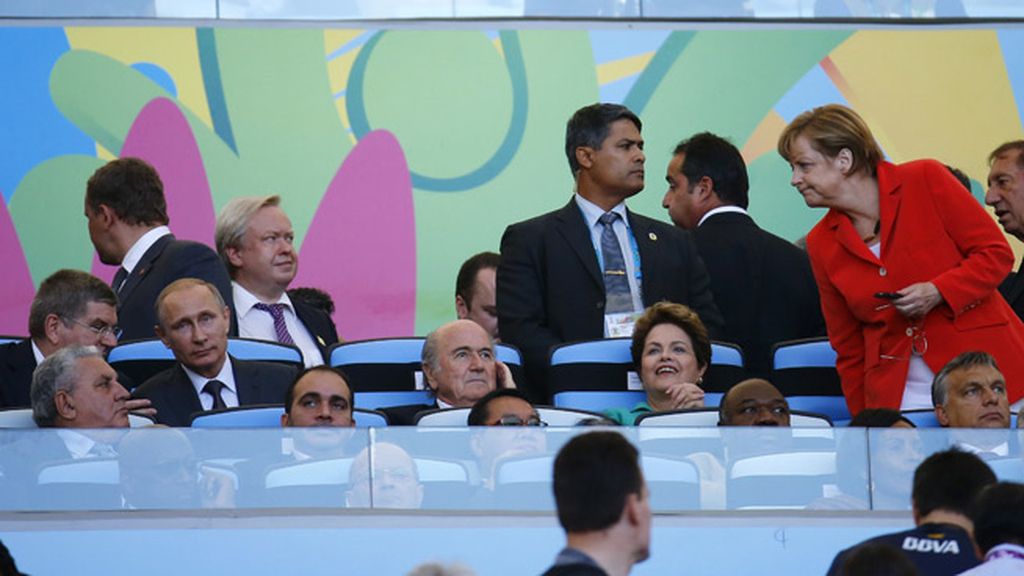 Angela Merkel esperaba el saludo de Putin pero este no llegó