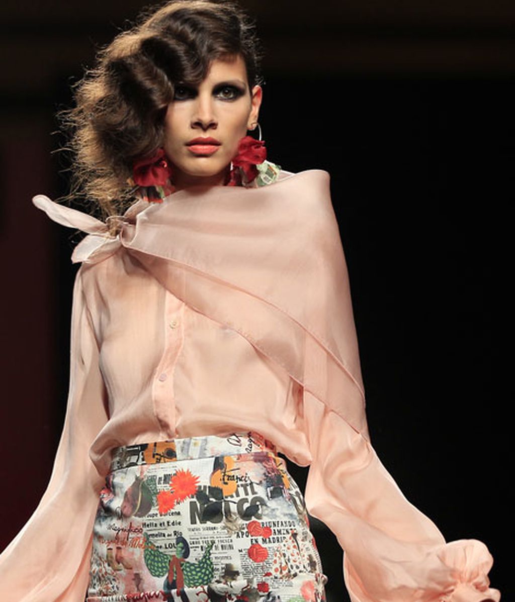 Una pasarela llena de flores y color