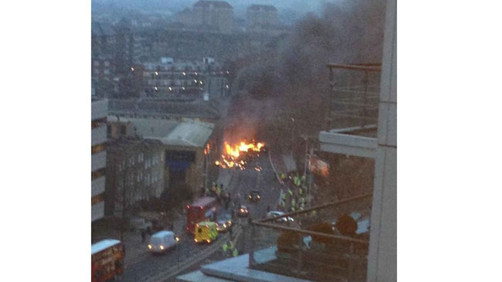 Dos muertos y once heridos al estrellarse un helicóptero en Londres