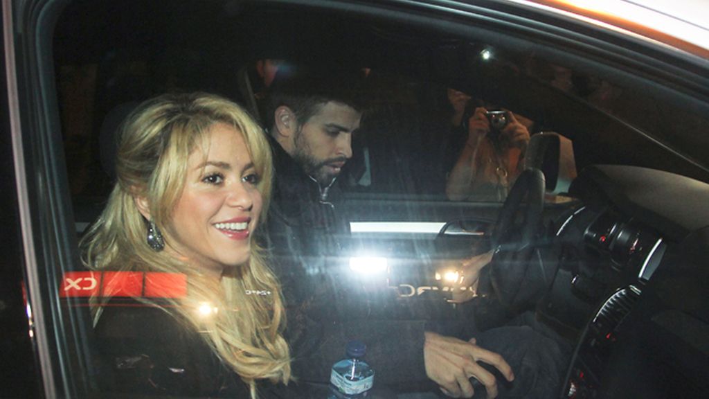 Gerard Piqué se lleva a Shakira a la presentación del libro de su padre