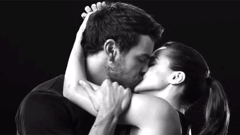 Así fue el besazo a lo Romeo y Julieta de Mario Casas y Macarena
