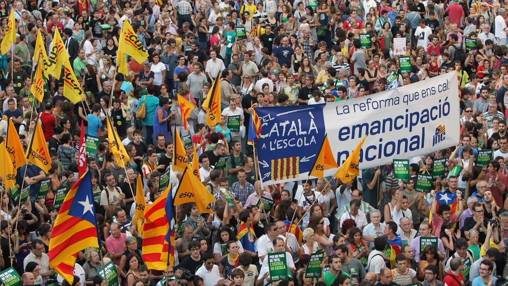 Cientos de manifestantes ante en la plaza de Sant Jaume de Barcelona en defensa del modelo de inmersión lingüística en las escuelas catalanas Cientos de manifestantes ante en la plaza de Sant Jaume de Barcelona en defensa del modelo de inmersión lingüística en las escuelas catalanas