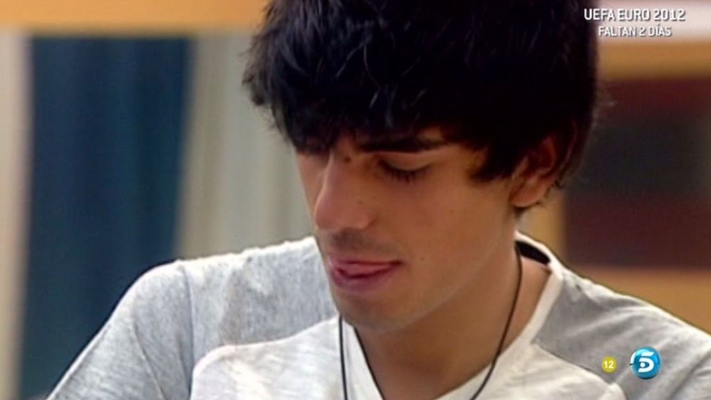 Dani disfrutó de lo lindo masajeando la espalda de Mary Joy