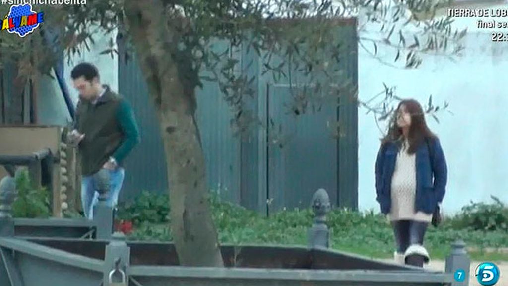 Imágenes de Chabelita y Alberto, acompañados de un amigo que les fotografía