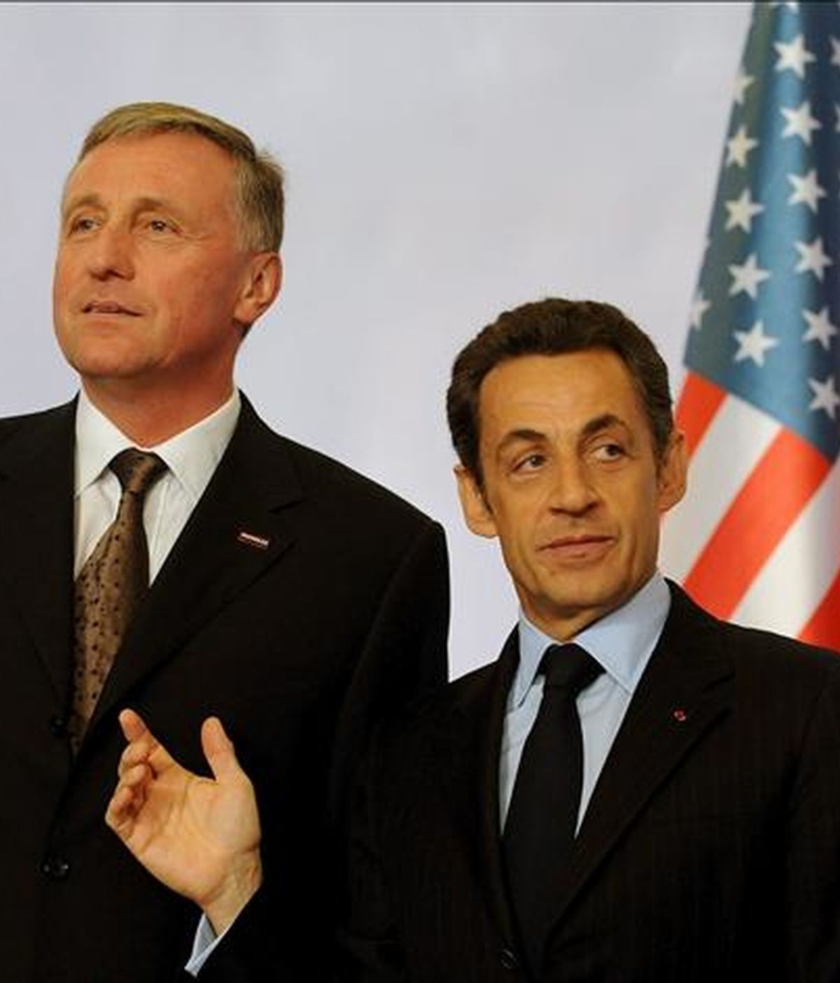 El presidente francés, Nicolas Sarkozy (d), y su homólogo checo y presidente del Consejo Europeo, Mirek Topolanek, posan hoy para los fotógrafos antes del inicio de la cumbre informal UE-EEUU, en Praga, República Checa. EFE