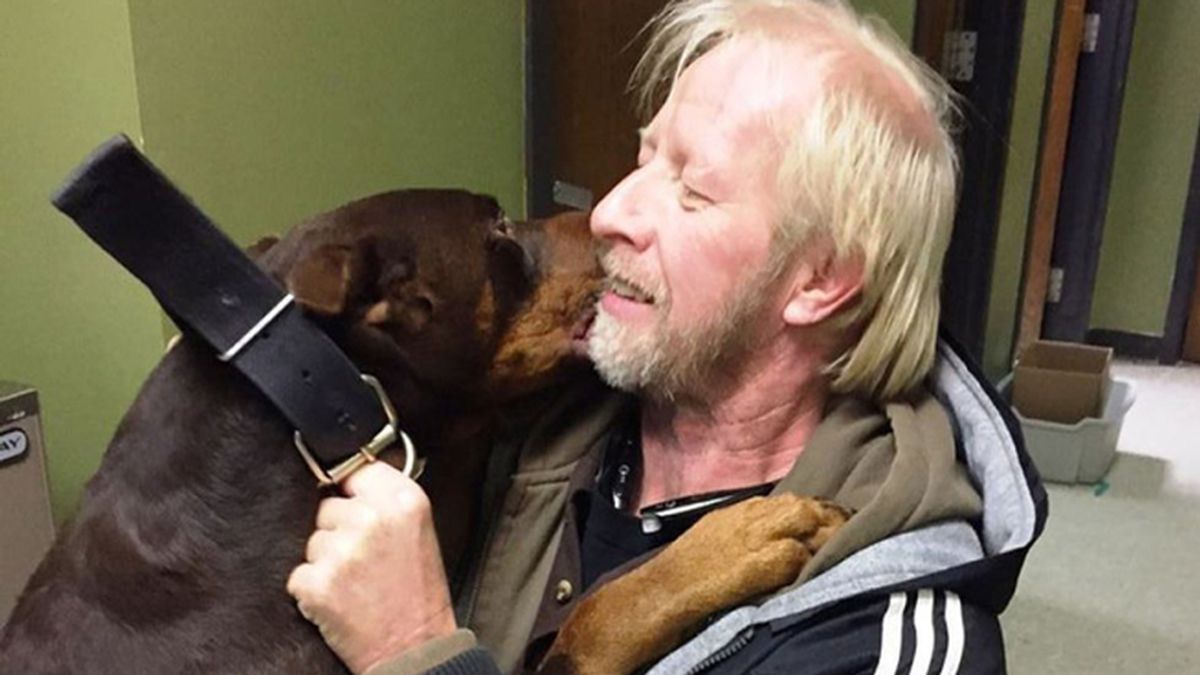 Un hombre se reencuentra con su perro tras estar tres años desaparecido