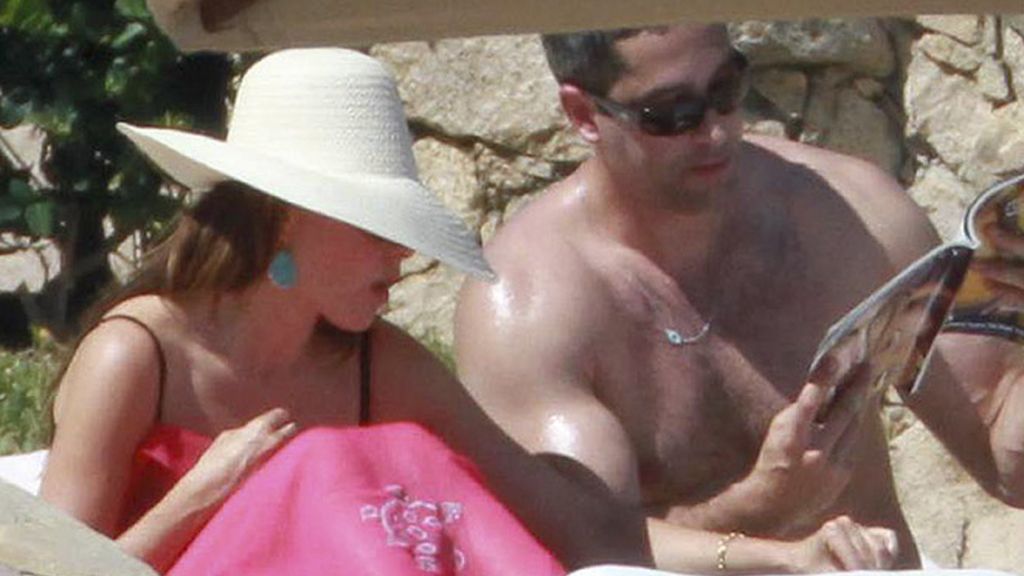 Dulces magreos de Sofía Vergara con su novio durante unas vacaciones