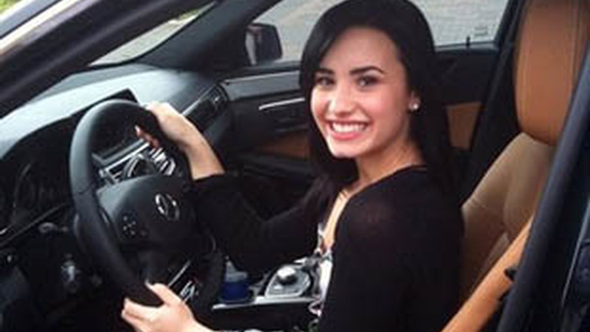 Demi Lovato mostraba contenta su Mercedes en Twitter a finales de 2009.