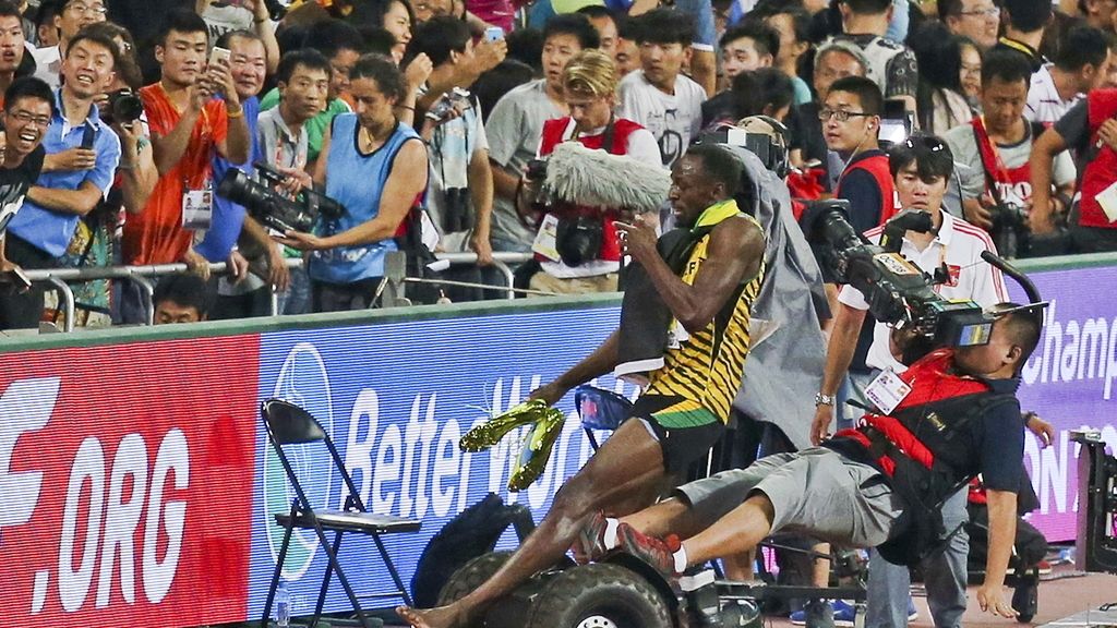 Bolt, atropellado por un cámara tras su triunfo en los 200 metros