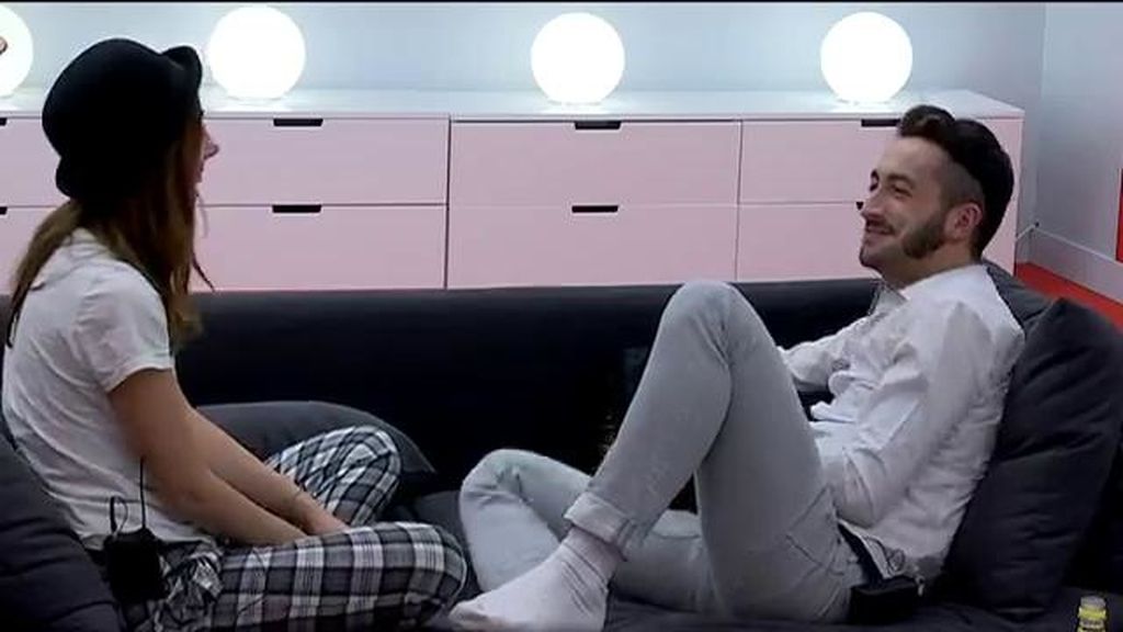 El vasco compartió cama con su amiga especial pero terminó durmiendo con Han