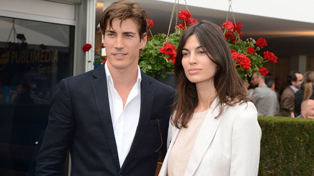 El modelo Oriol Elcacho asistió acompañado por su novia Davinia