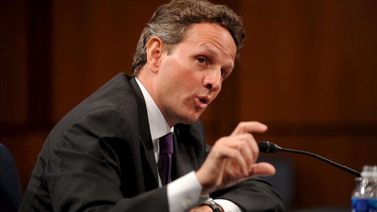Geithner advirtió de que la cotización artificialmente baja del yuan acarrea serios riesgos de inflación para China, "como ya estamos viendo", y perjudica a las economías con monedas más flexibles, así como a las empresas estadounidenses. EFE/Archivo