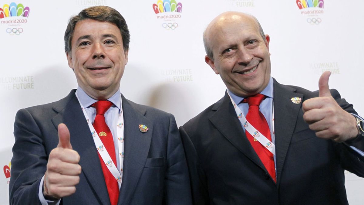 Ignacio González y José Ignacio Wert durante la visita del COI a Madrid