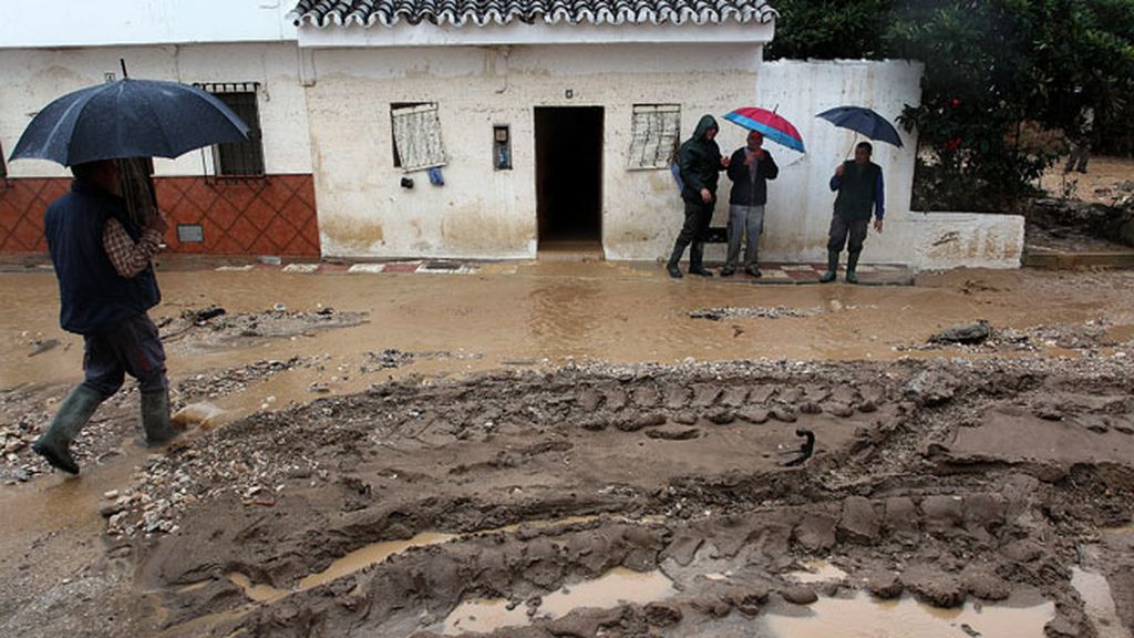 El barro asola las calles de Villanueva del Rosario