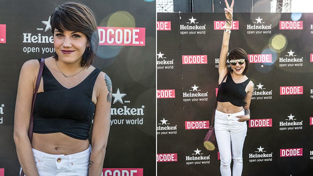 Angy, con un crop top negro y jeans de color blanco