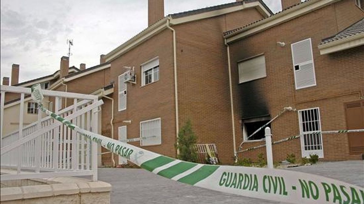 Imagen de la casa donde dos personas, padre e hijo, han perdido la vida en un incendio registrado la pasada madrugada,en la urbanización del Señorío de Illescas, en la provincia de Toledo, mientras que sus respectivas parejas han resultado heridas leves por inhalación de humo. EFE