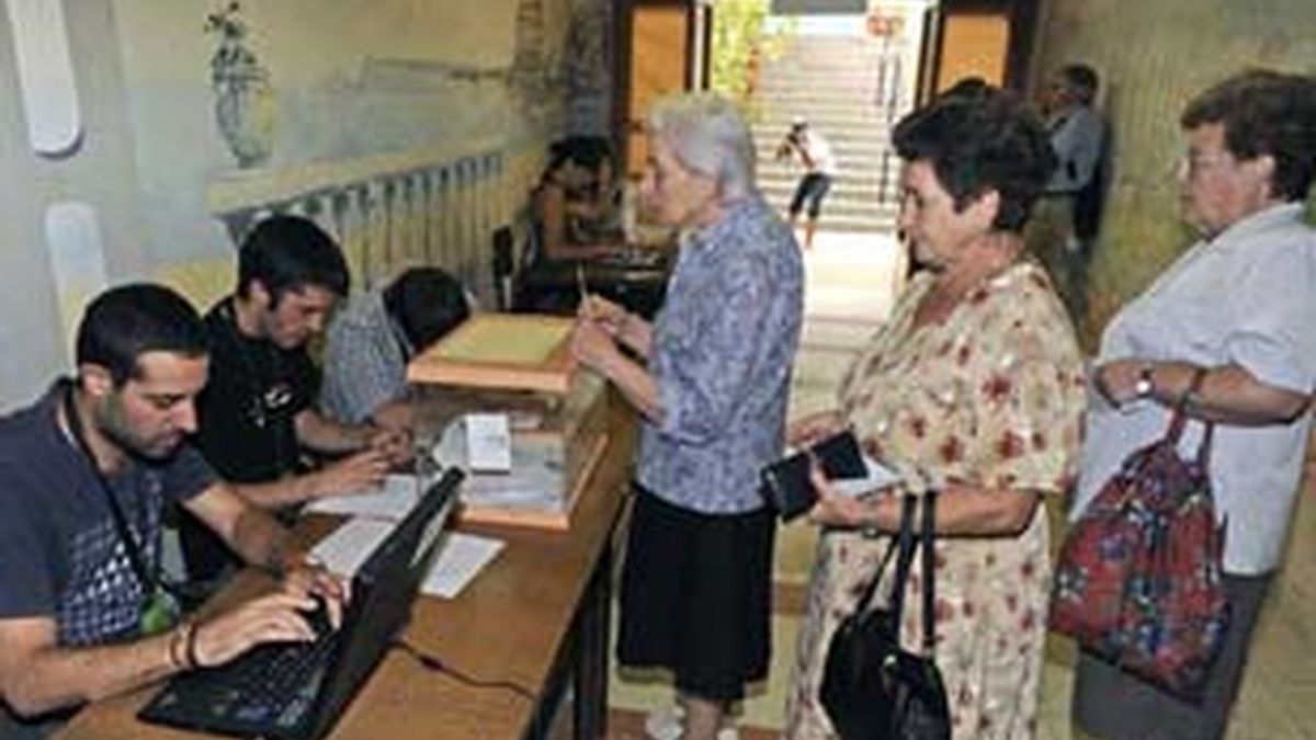 Varias vecinas de Arenys de Munt acuden a votar el pasado 13 de septiembre. Foto:EFE Varias vecinas de Arenys de Munt acuden a votar el pasado 13 de septiembre. Foto:EFE