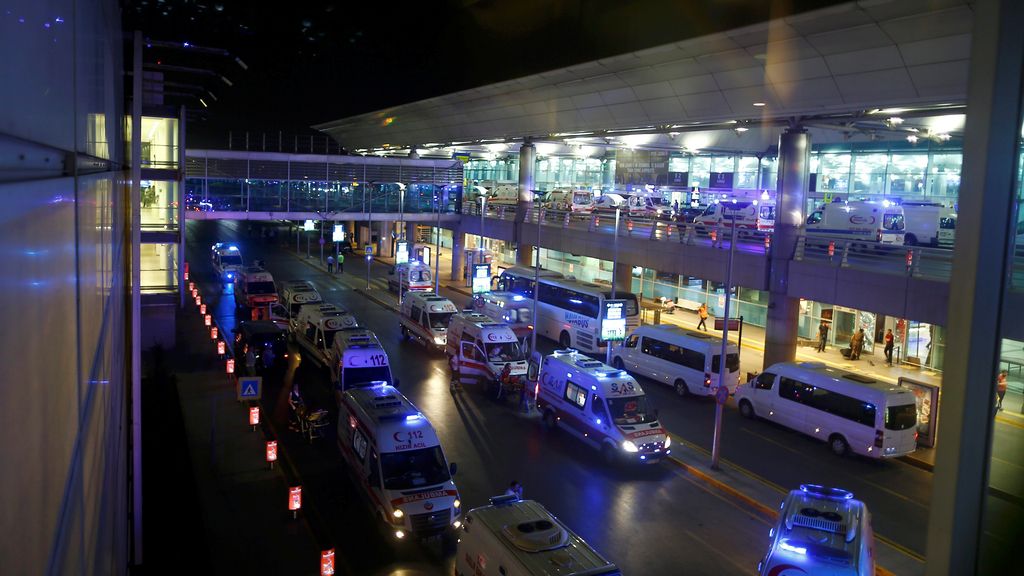 Dos explosiones y un tiroteo en el aeropuerto de Ataturk