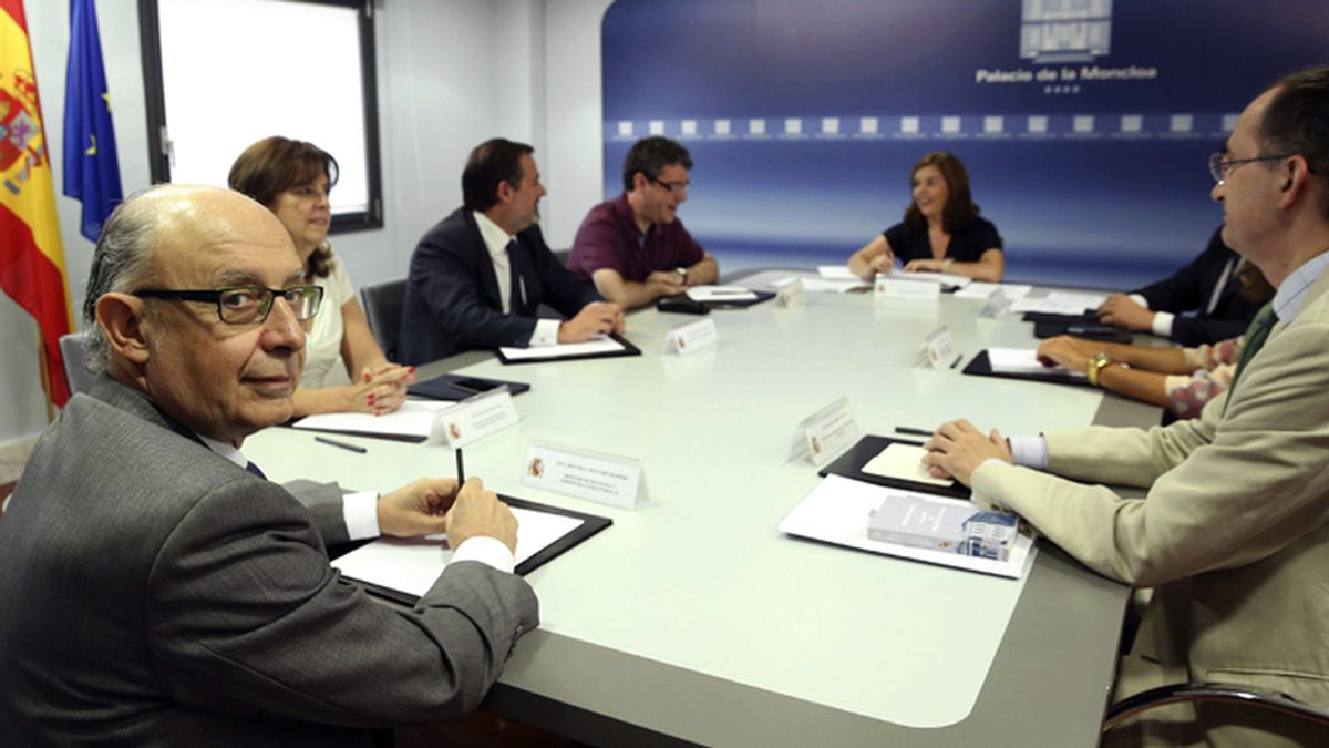 Sáenz de Santamaría se reúne con Montoro en Moncloa para prepara los presupuestos de 2016