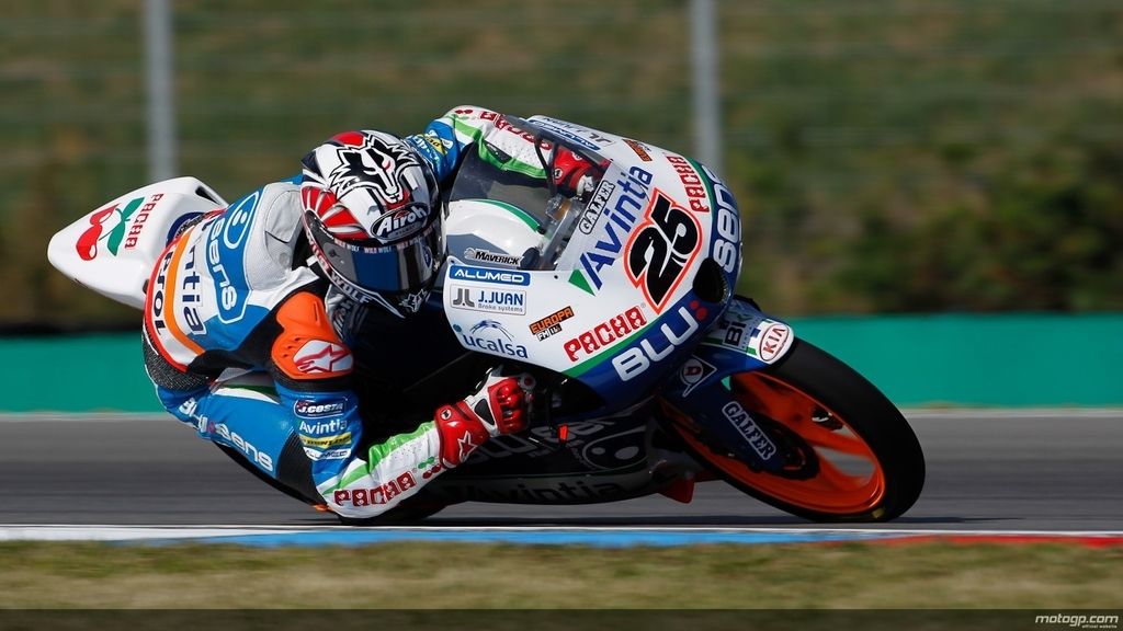 Maverick Viñales vuela sobre el asfalto de Brno en los libres de Moto3