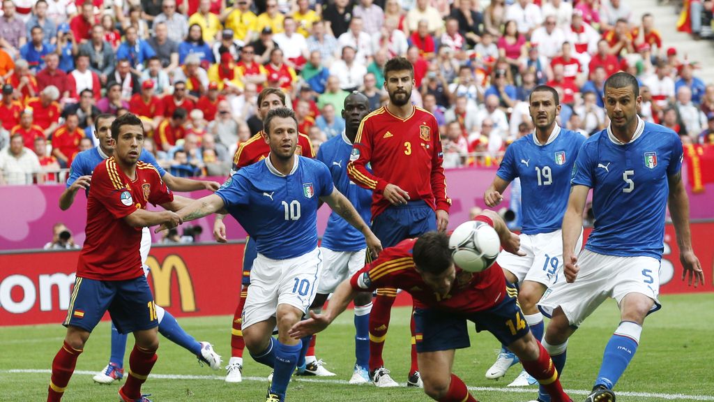 Xabi Alonso despeja un centro de Italia