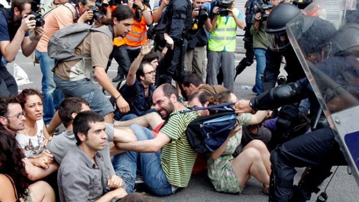 Los Mossos d'Esquadra actúan contra los indignados en Plaza Cataluña