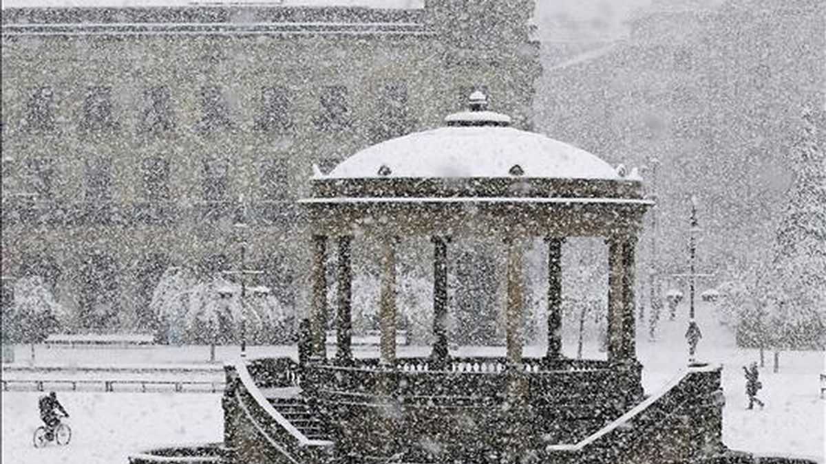 Aspecto que presentaba esta mañana la Plaza del Castillo de Pamplona durante la intensa nevada que ha caído sobre la capital navarra. EFE