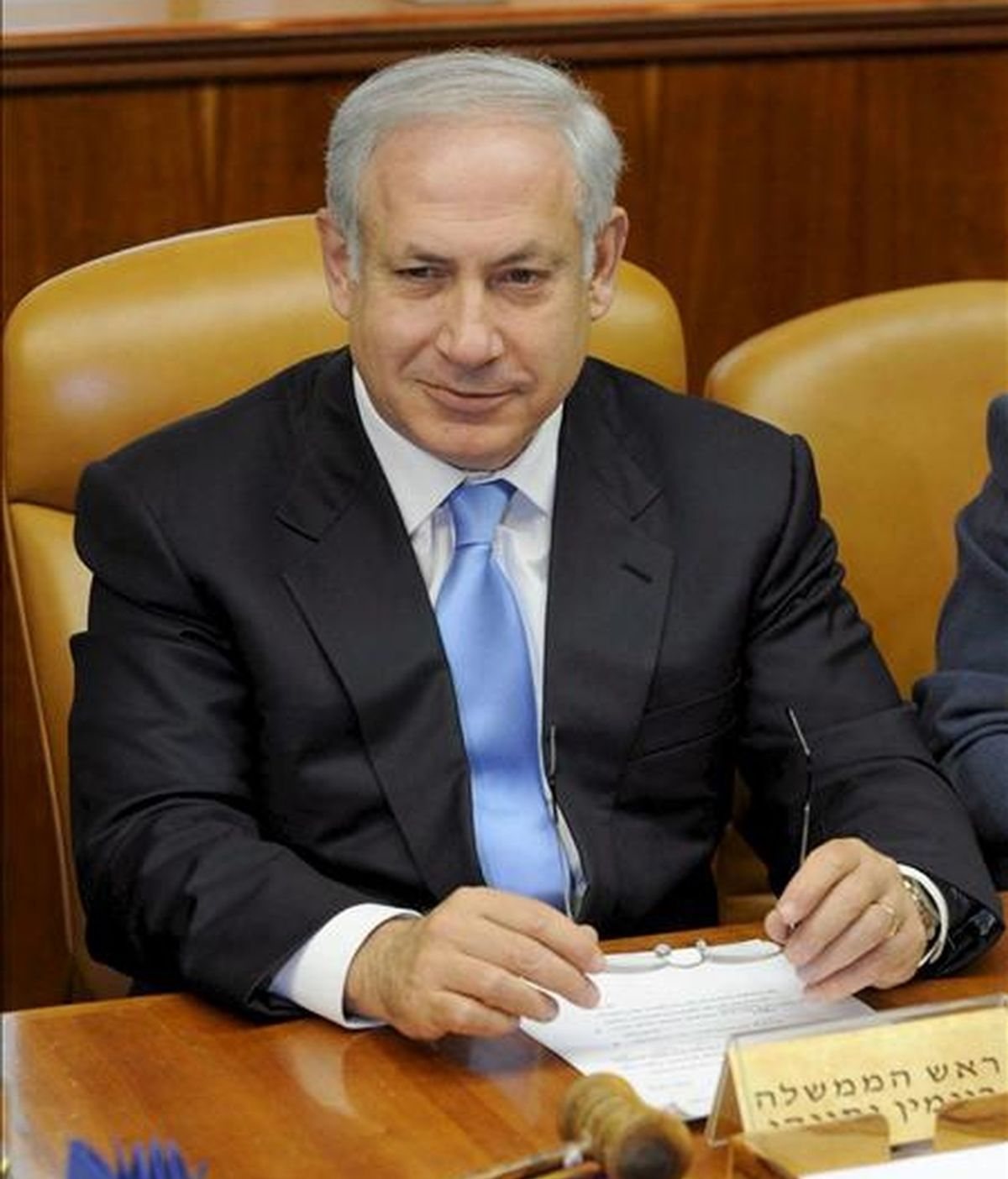 Fotografía facilitada por el Departamento de Prensa del Gobierno de Israel que muestra al primer ministro israelí, Benjamín Netanyahu, durante la primera reunión semanal del nuevo gobierno israelí, hoy en Jeruslén (Israel). EFE