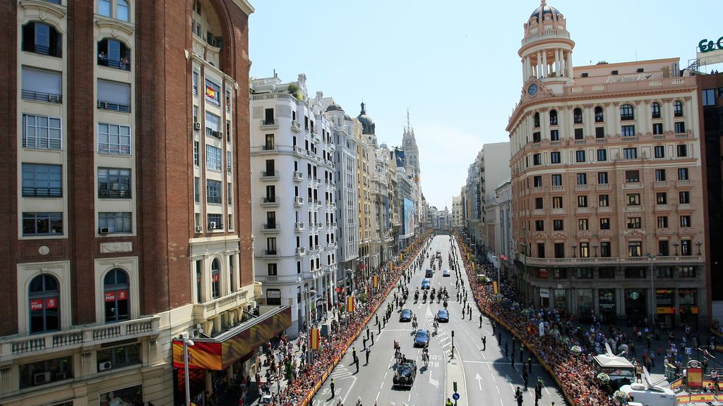 El nuevo rey, Felipe VI, recorre las calles de Madrid