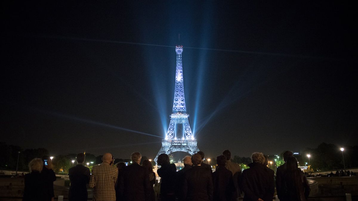 Torre Eiffel de noche iluminada