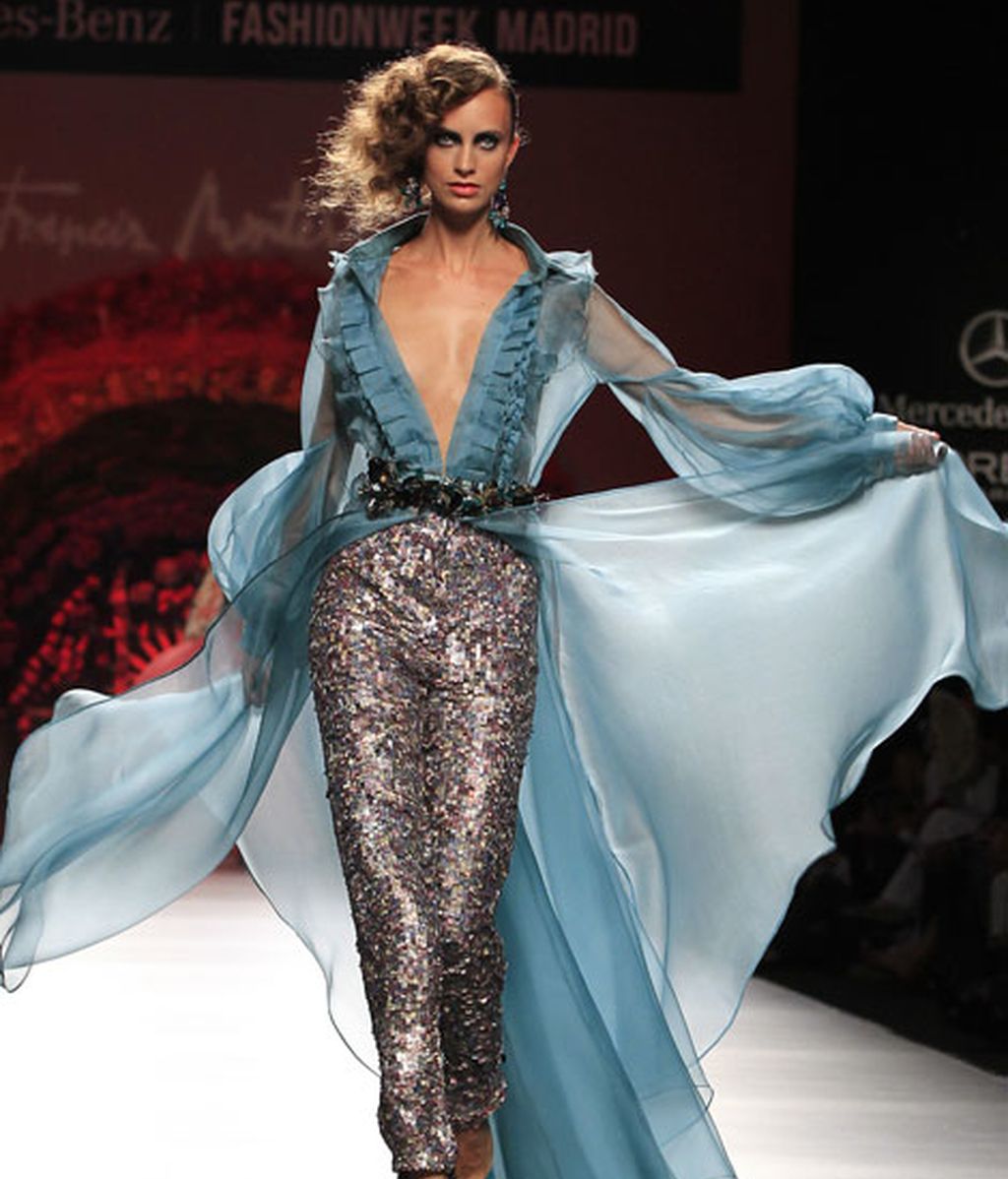 Una pasarela llena de flores y color