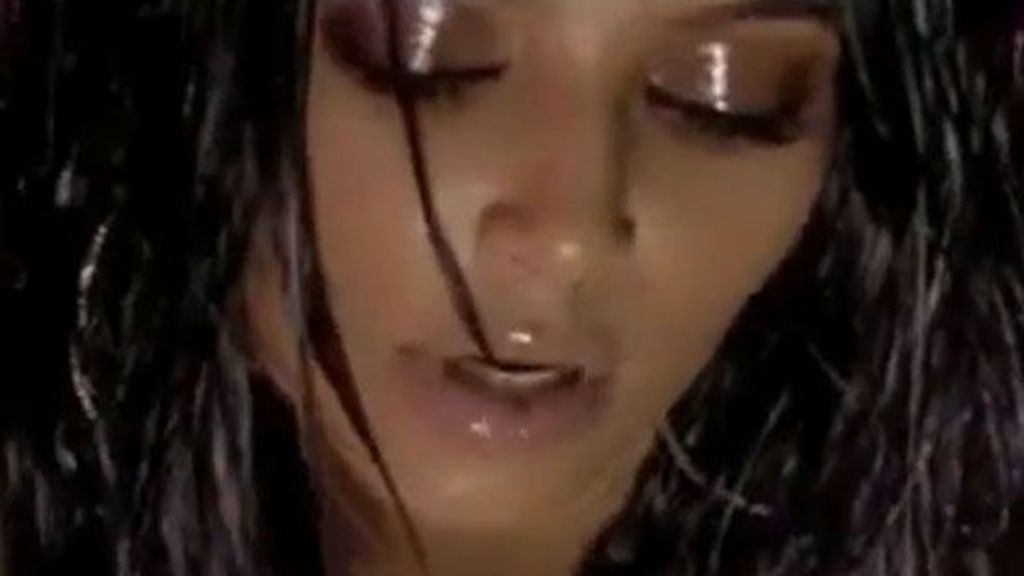 Kim Kardashian, atrevida y sensual en "Turn it up"