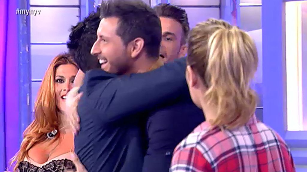 Emma: "Estás raro, pero estás guapo"