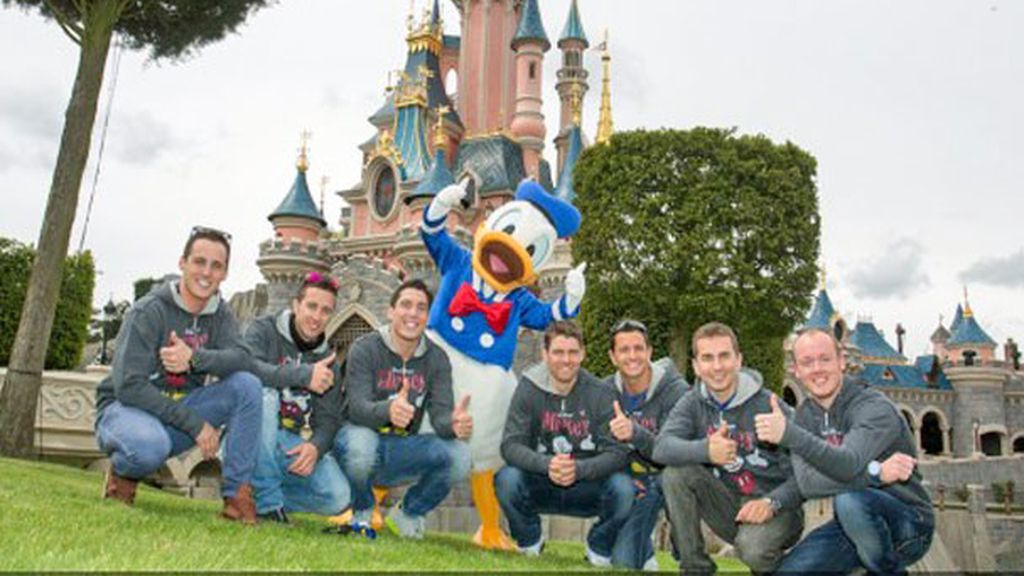 Jorge Lorenzo y los hermanos Espargaró se divierten en 'Disneyland Paris'